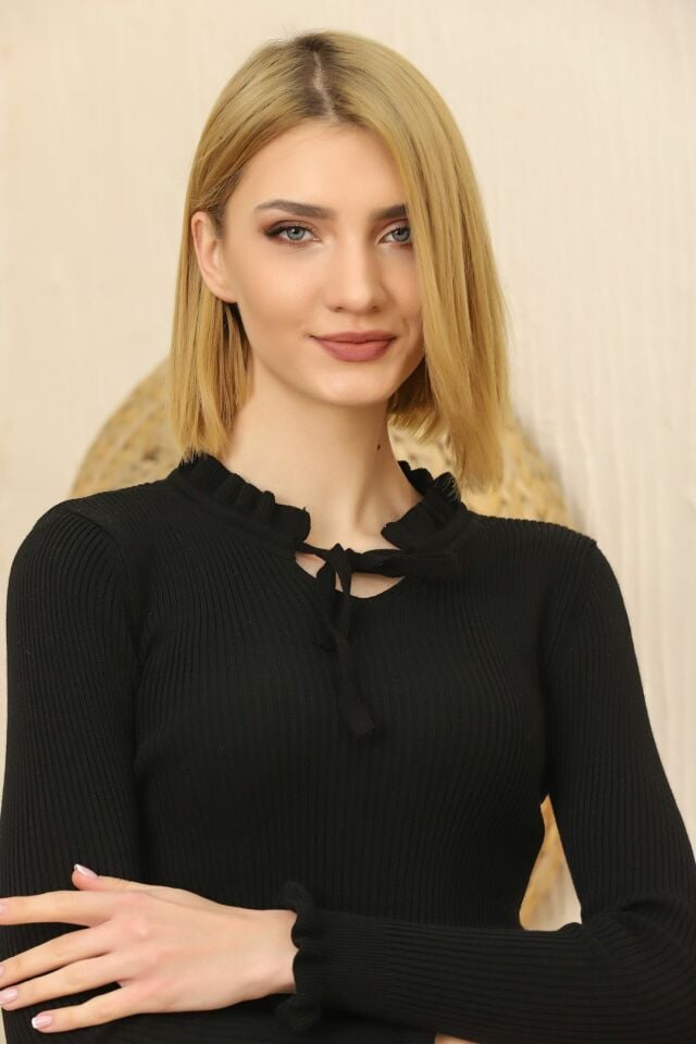 Kadın Yakası Bağcıklı Fırfırlı Triko Kazak Siyah