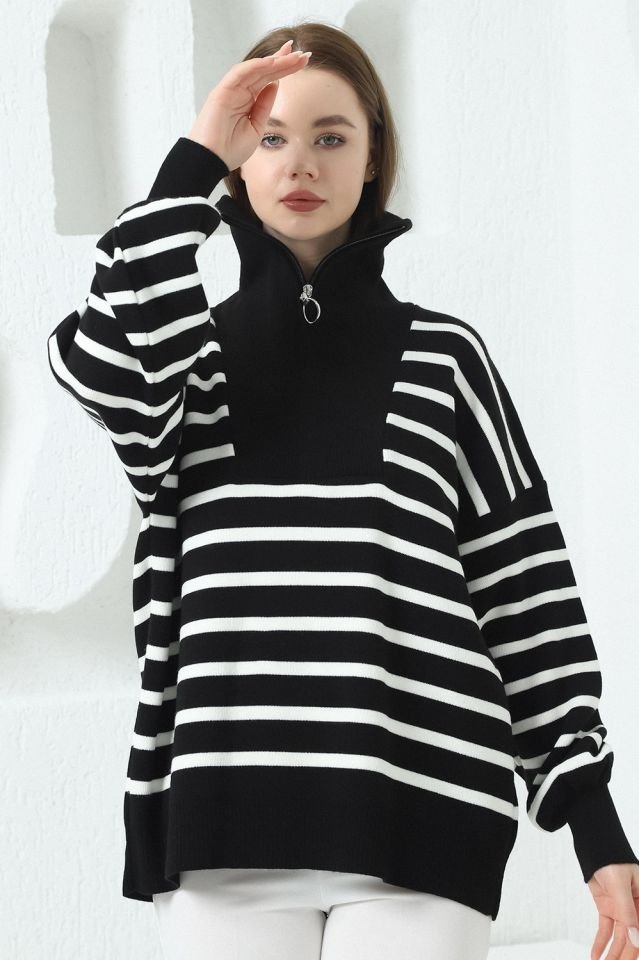 Kadın Siyah Ekru Çizgili Desen Tam Balıkçı Yaka Fermuarlı Oversize Triko Kazak