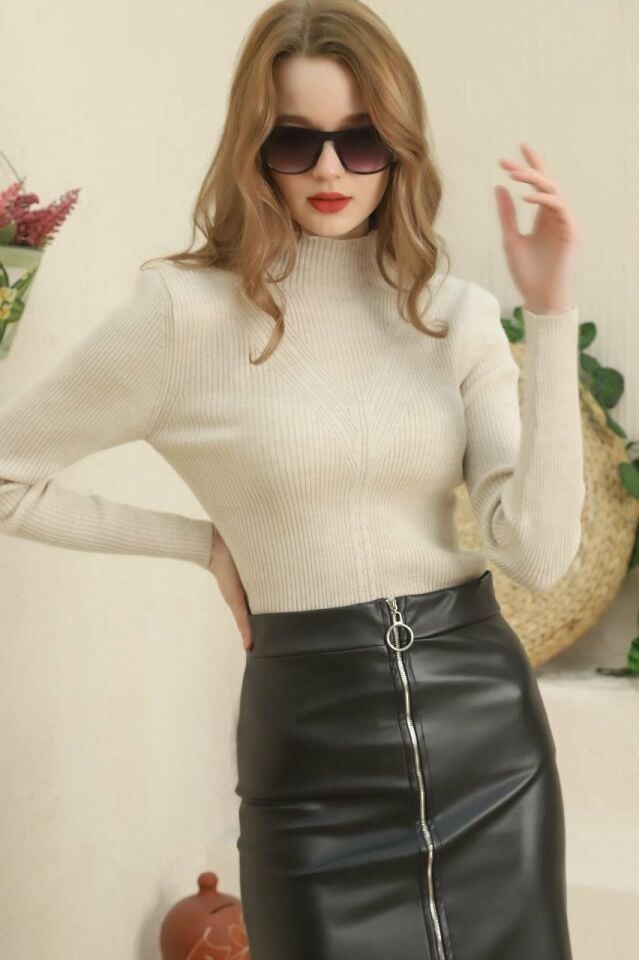 Kadın Boğazlı Fitilli Saç Örgü Desenli Yumuşak Triko Kazak Bej